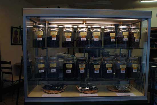 ショーケースの中のコーヒー豆
