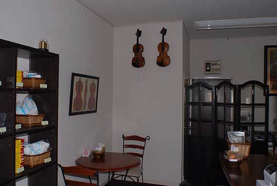 内部の様子の画像　グランチーノのコピーバイオリンもある